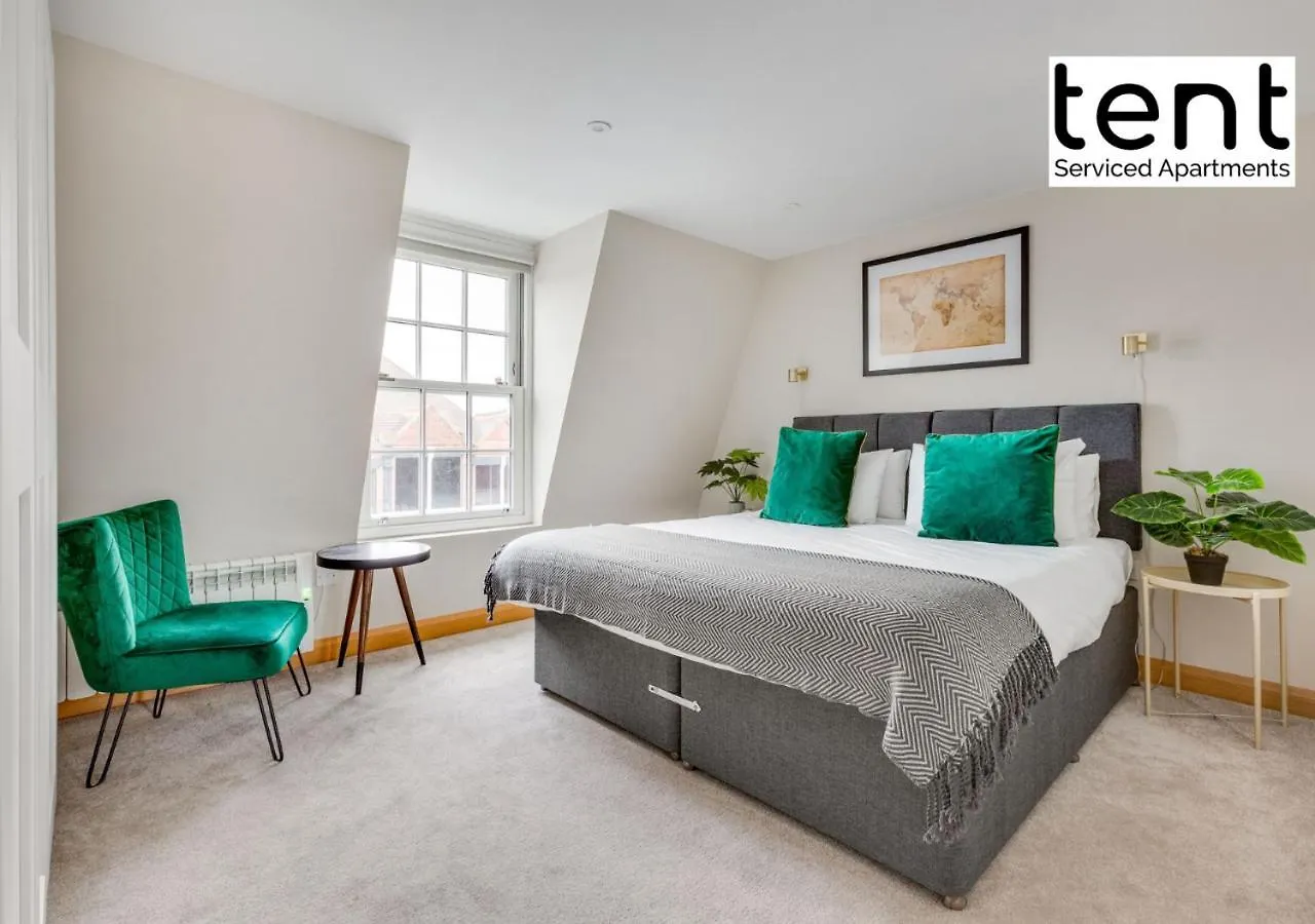 Tent Serviced Apartments Chertsey: Bright Two-Bedroom with Free Parking  Chertsey