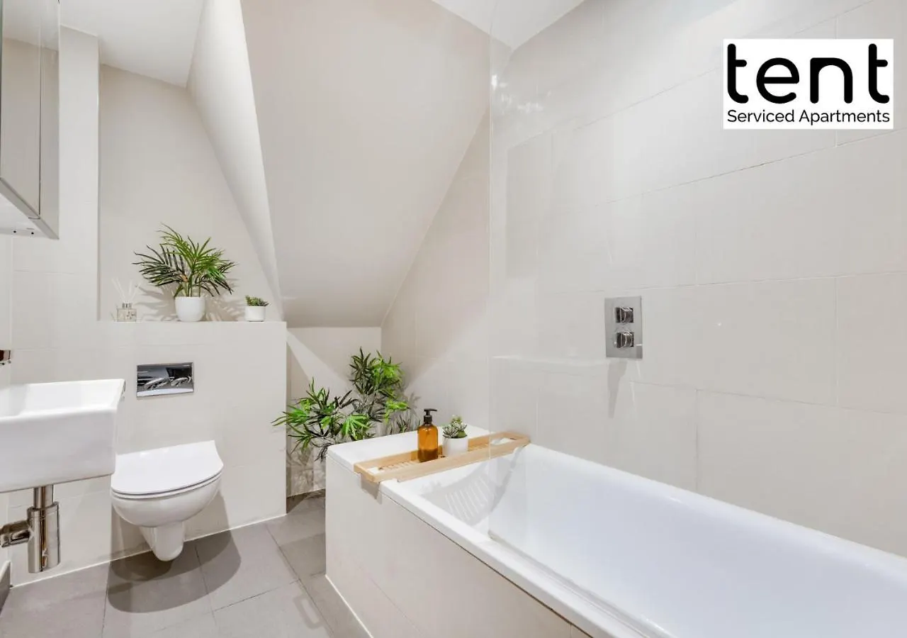 Tent Serviced Apartments Chertsey: Bright Two-Bedroom with Free Parking  Chertsey
