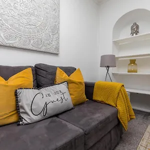 Apartment Lark Rise Apartment- 3br, Ifield