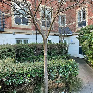 Apartment Modern 2 Bed Apt In High Street, With Private Parking And Wifi, Egham