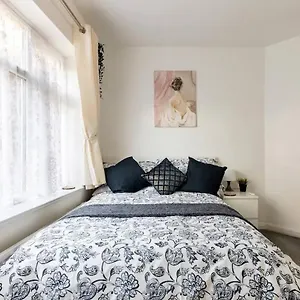Apartment Moydom Cosy Sleeps 4 With Self Breakfast & Carpark, Redbridge