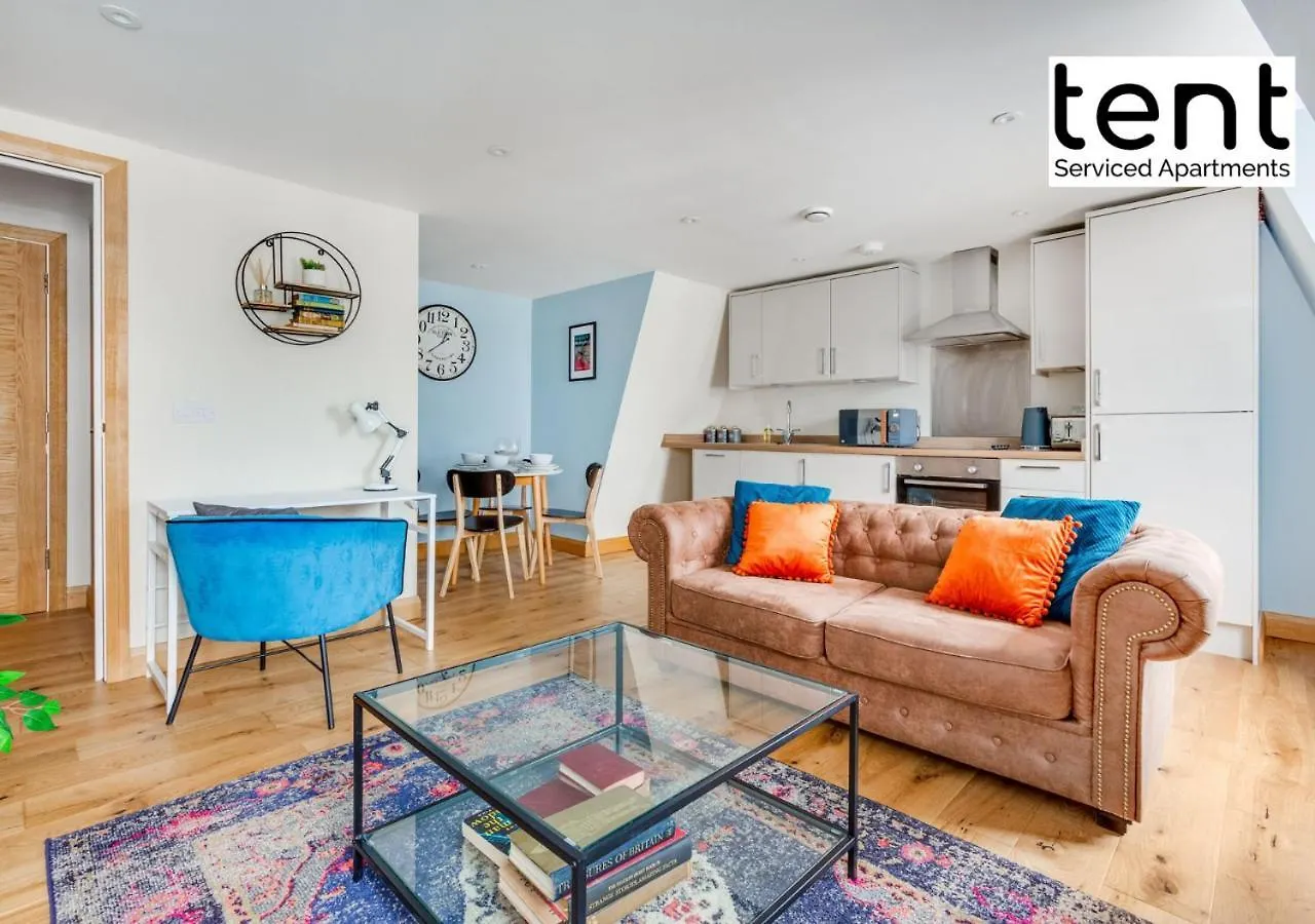 Bright, Stylish Two Bedroom Apt In Town Centre With Free Parking At Tent Serviced Apartments Chertsey