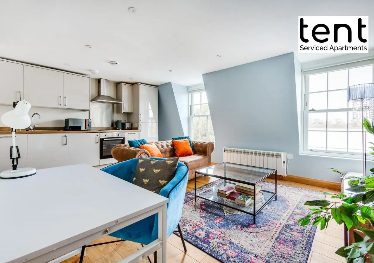 Bright, Stylish Two Bedroom Apt In Town Centre With Free Parking At Tent Serviced Apartments Chertsey