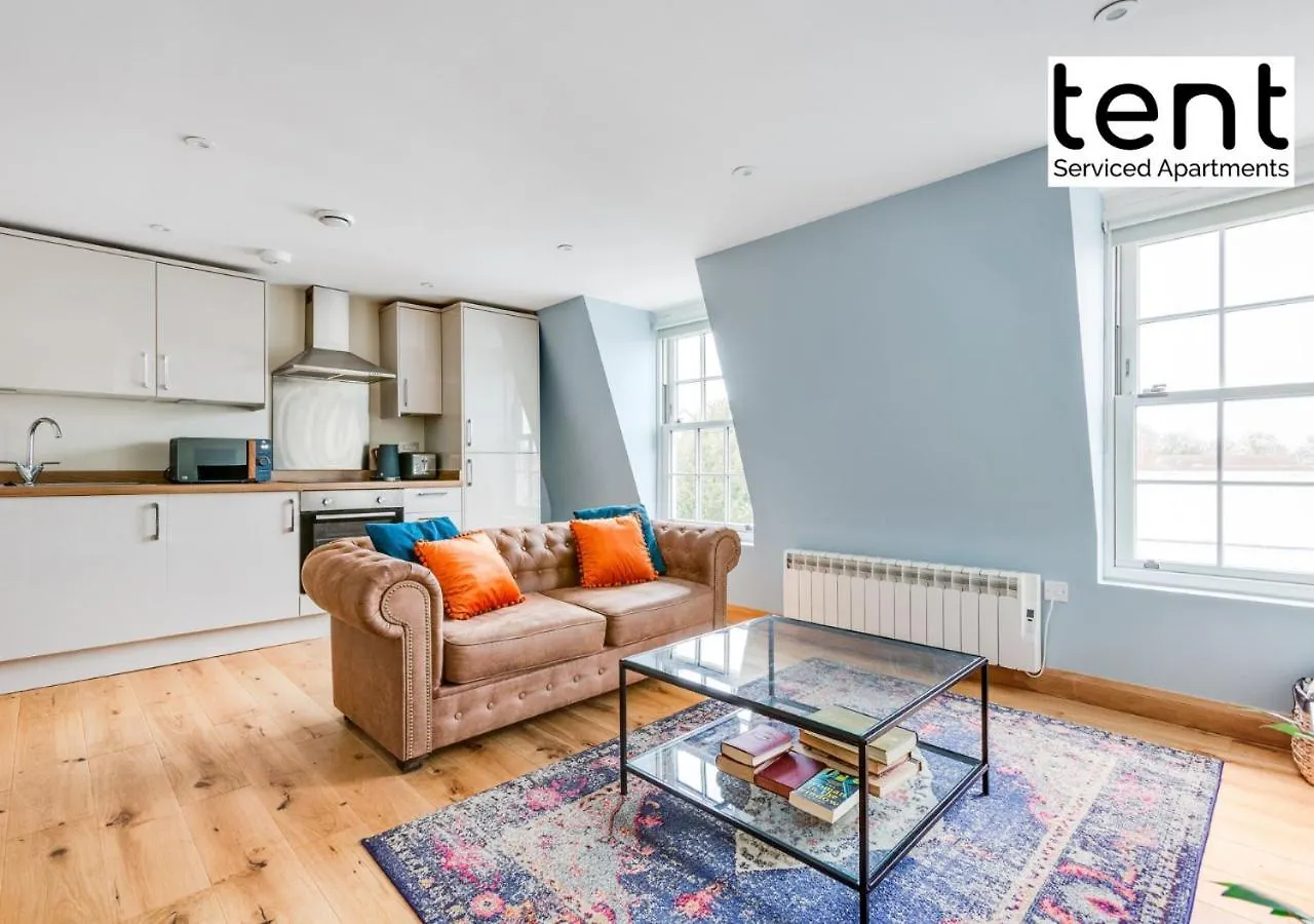 Tent Serviced Apartments Chertsey: Bright Two-Bedroom with Free Parking