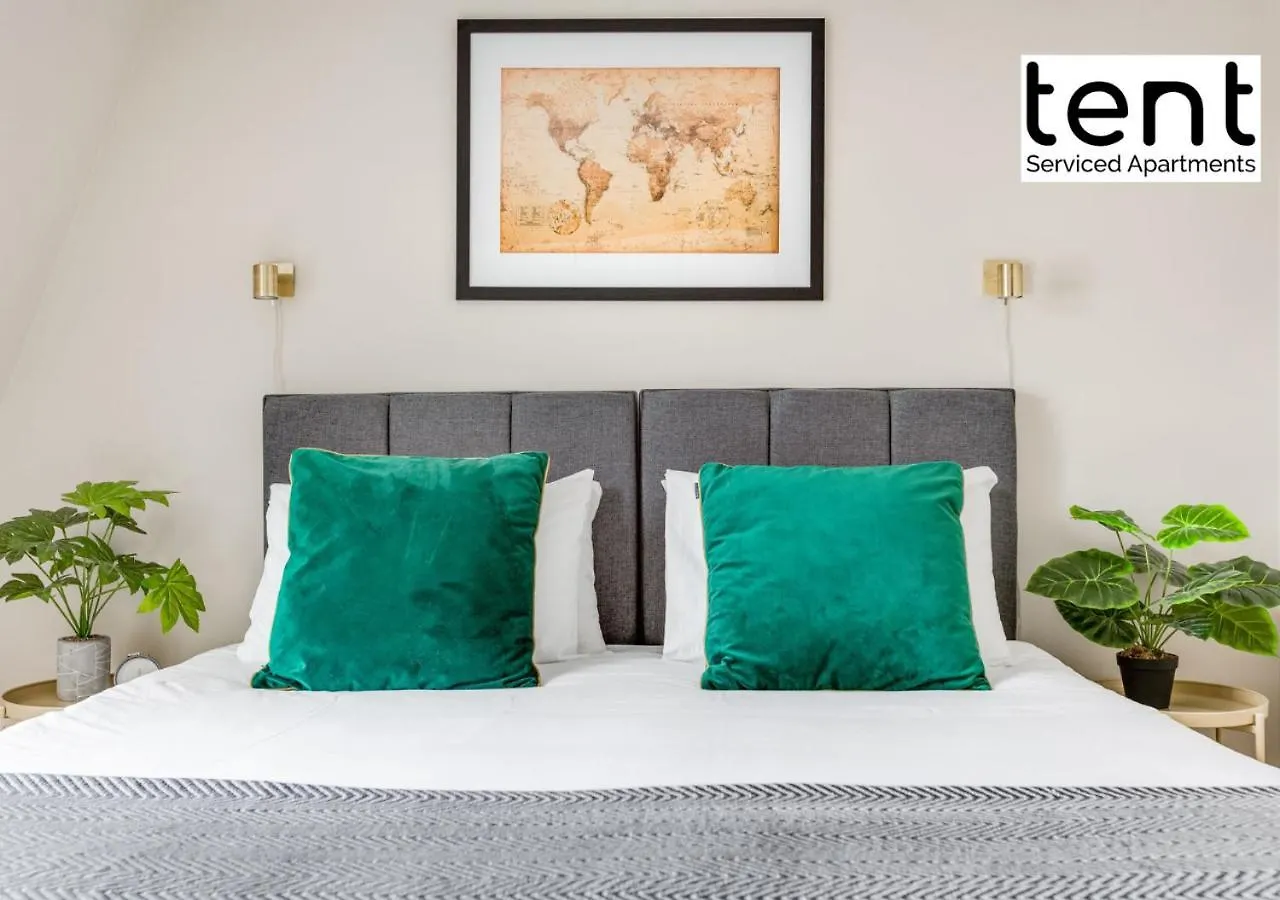 Tent Serviced Apartments Chertsey: Bright Two-Bedroom with Free Parking 0*, Chertsey